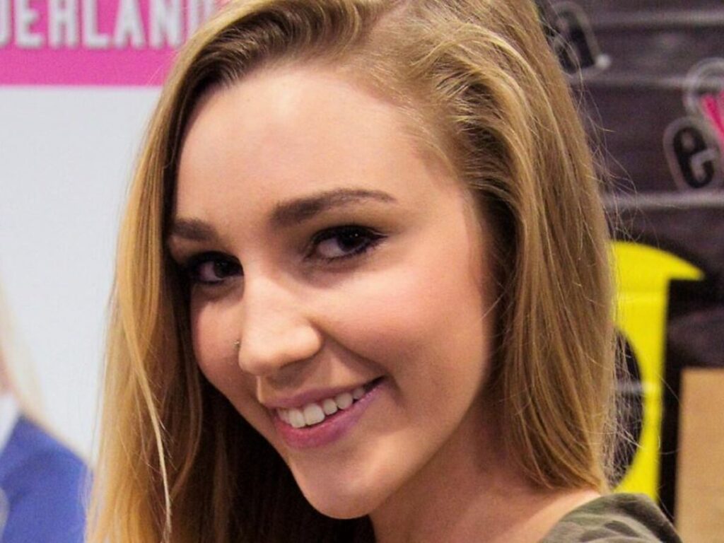 Kendra Sunderland Images, Pics